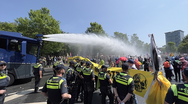 Hollanda'da polis, yolu kapatarak eylem yapan 1579 çevreciyi gözaltına aldı