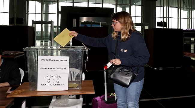 İstanbul'daki havalimanlarında oy verme işlemi başladı 