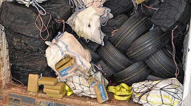 Ruim 1100 kilo cocaïne gevonden tussen autobanden