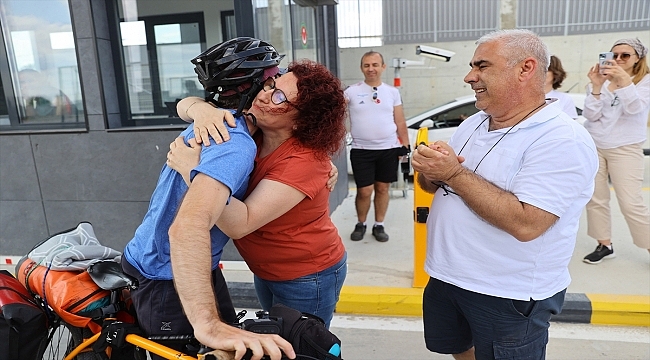 Almanya'dan memleketi Edirne'ye bisikletle gelerek çocukluk hayalini gerçekleştirdi