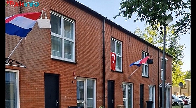 Hollanda'da liseyi bitiren öğrencilerin bayrak ve çanta asma sezonu başladı