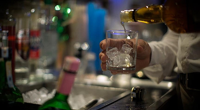 Hollanda hükümeti alkole karşı alınan önlemleri genişletiyor, online alkol satışı yasaklanacak