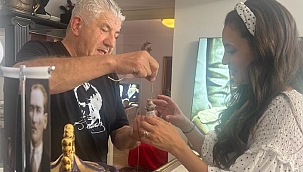 Ünlü şarkıcı Karsu Dönmez, Rotterdam Çanakkale Müzesi'ni ziyaret etti