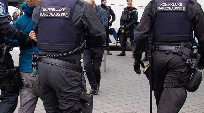 Hollanda'da Terör Şüphesiyle İki Kişi Tutuklandı