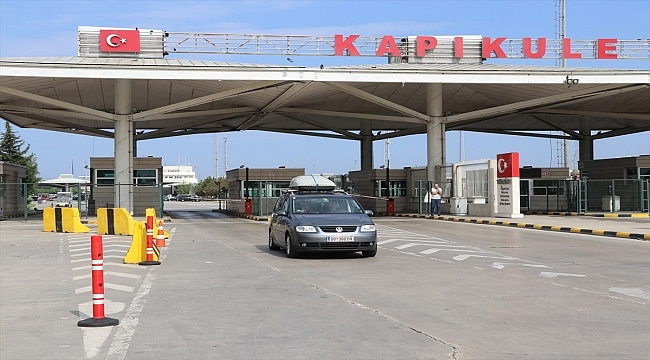 Memleket hasretiyle yola çıkan gurbetçilerin yorgunlukları Kapıkule'ye varınca geçiyor