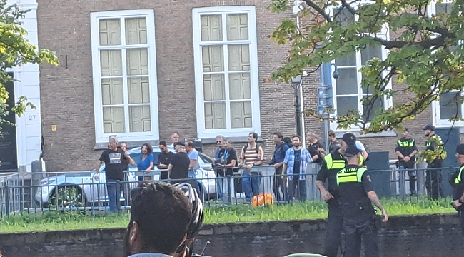 Pegida'nın Hollanda lideri, Lahey Büyükelçiliği önünde polis korumasında Kuran'ı yırttı