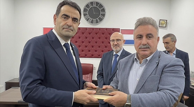 Hollanda’da ırkçı PEGIDA hareketi liderinin yırttığı Kur’an-ı Kerim teslim alındı