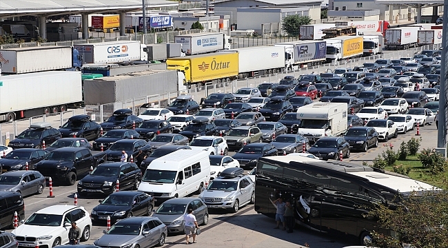 Yıllık izinlerini tamamlayan gurbetçilerin dönüş yolculukları sürüyor