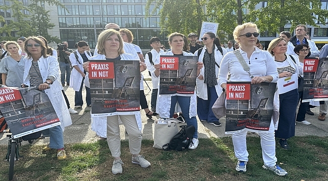 Almanya'da doktorlar, hükümetin sağlık politikasını protesto etti