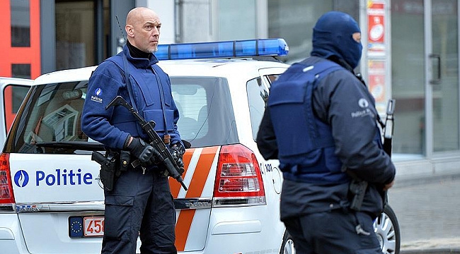 Antwerpen Polisi ağır silahlı Yedi Hollandalıyı minibüste Tutukladı