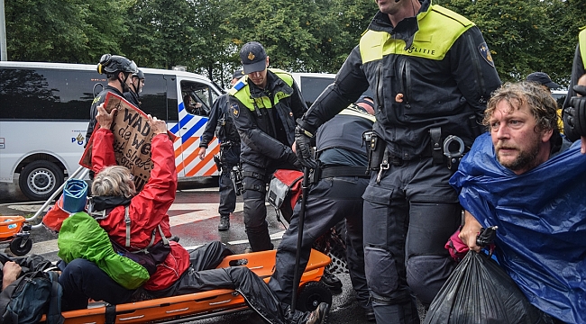 Hollanda'da yolu kapatarak eylem yapan çevreci aktivistler gözaltına alındı
