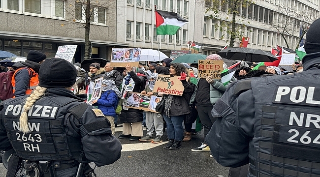 Düsseldorf'ta Filistin halkıyla dayanışma yürüyüşü düzenlendi