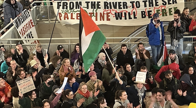 Hollanda'nın birçok şehrinde Filistin'e destek için oturma eylemleri yapıldı