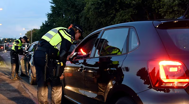 Dronken automobilist raakt rijbewijs kwijt nadat hij dronken vriend ophaalt bij politie