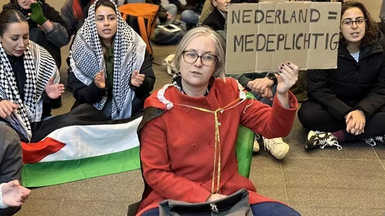 Hollanda'da kamu çalışanlarından Gazze'de ateşkes için oturma eylemi