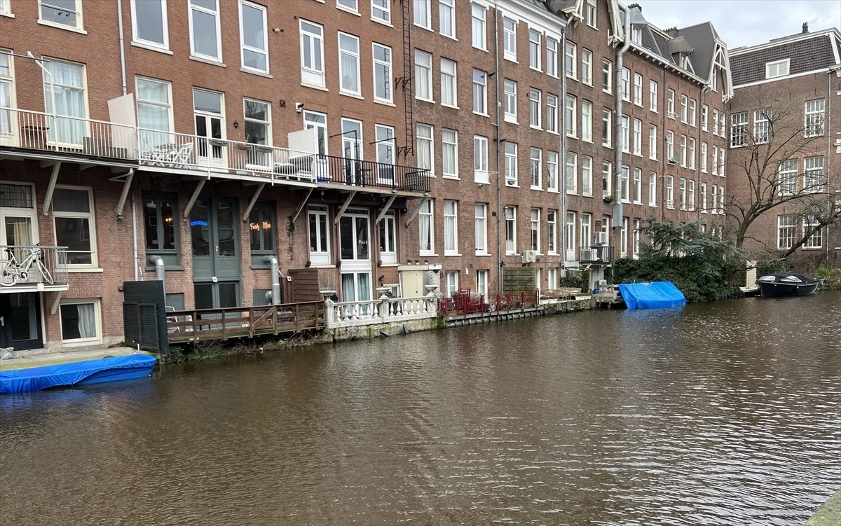 Hollanda'da şiddetli yağışlar iş yerlerini su altında bıraktı