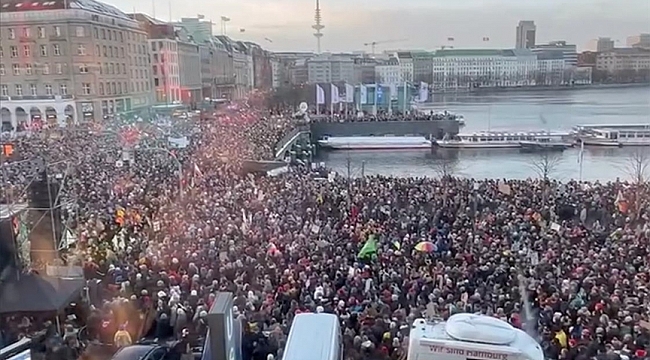 Almanya'da 50 binden fazla kişi, aşırı sağcıları protesto etti