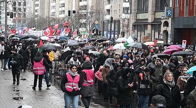 Almanya'da binlerce kişi aşırı sağa karşı bir araya geldi