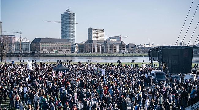 Almanya'nın çeşitli kentlerinde aşırı sağ karşıtı gösterilere yüz binilerce kişi katıldı