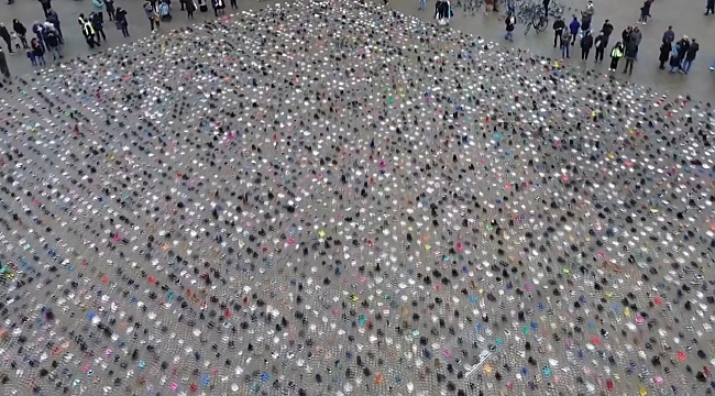 Amsterdam Dam Meydanı'nda binlerce çift ayakkabı ile Filistin'e destek gösterisi
