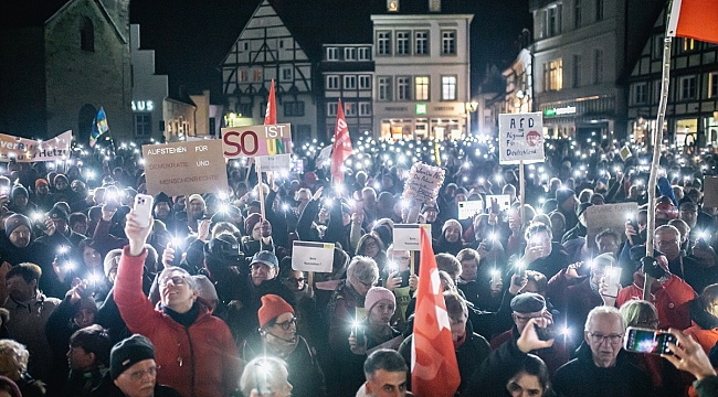 Berlin'de on binlerce kişi ırkçılığa ve aşırı sağa karşı düzenlenen protesto için bir araya geldi