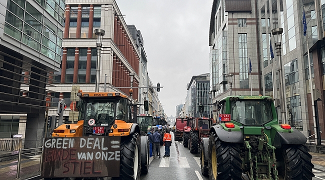 Çiftçiler, AB kurumları önünde protesto düzenledi