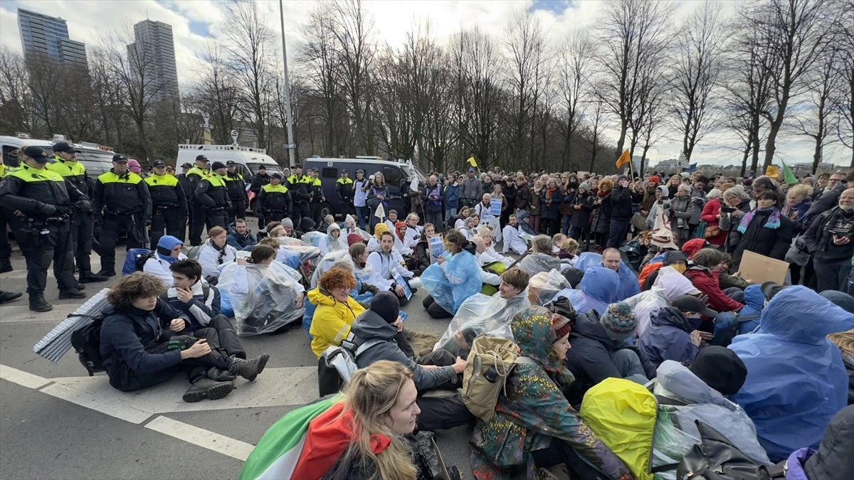 Hollanda'da yol kapatarak eylem yapan yüzlerce çevreci aktivist gözaltına alındı