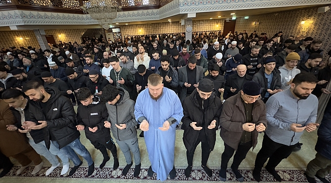 Hollanda'da yüzlerce genç sabah namazında buluşarak Filistin için dua etti
