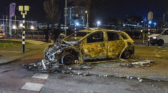 Hollanda'nın Lahey kentinde Eritreli grupların şiddet olaylarında polis araçları ateşe verildi