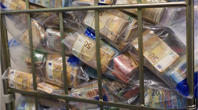 Politie-inval Almere: 8 miljoen euro cash en 200 kg drugs gevonden