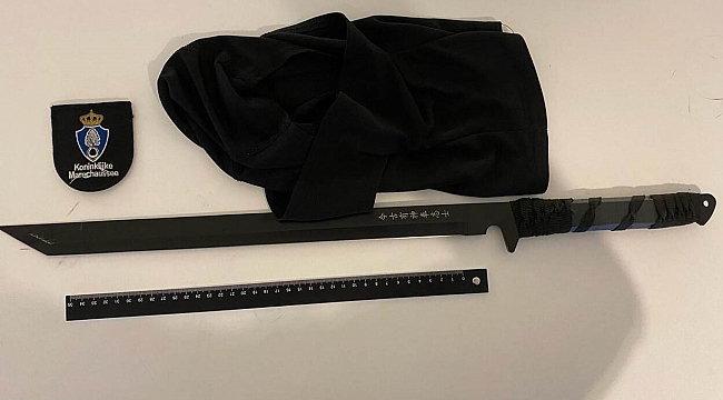 14 Yaşındaki Çocuk Schiphol'da 60 Santimetrelik Kılıçla Yakalandı