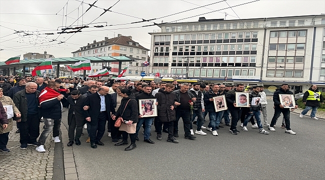 Almanya'da kundaklama sonucu çıkan yangında ölenler için yürüyüş ve anma töreni düzenlendi