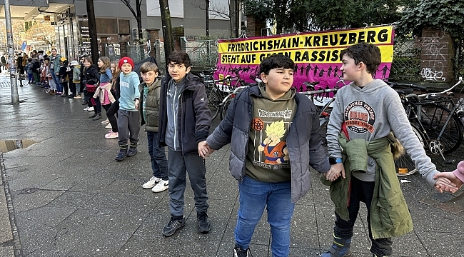 Berlin'de ırkçılığa karşı insan zinciri oluşturuldu