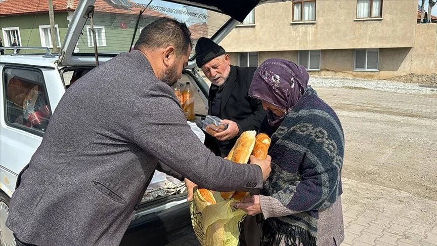 Gurbetçiler, 4 yıldır ramazanda mahalle halkına iftarlık dağıtıyor