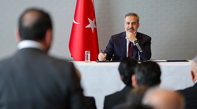 Dışişleri Bakanı Fidan, Hollanda'daki Türk toplumu ve STK temsilcileriyle görüştü