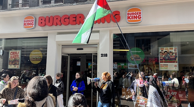 Hollanda'da Burger King şubeleri önünde toplanan gruplar İsrail'i protesto etti