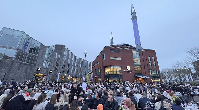 Hollanda'da cami önünde 1500 kişilik sokak iftarı düzenlendi