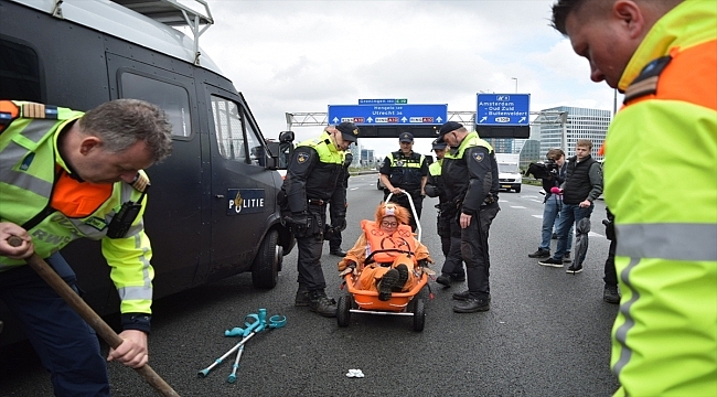 Hollanda'da yol kapatan 100'den fazla çevreci aktivist gözaltına alındı