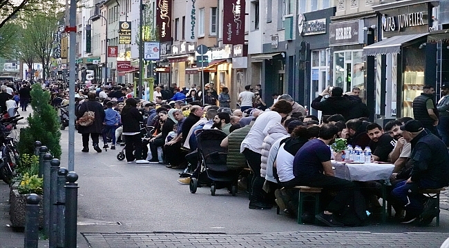 Köln'de Türklerin yoğun yaşadığı bölgede sokak iftarı düzenlendi