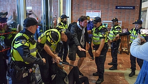 Hollanda'da öğrencilere copla ve atlı polislerle müdahale edildi