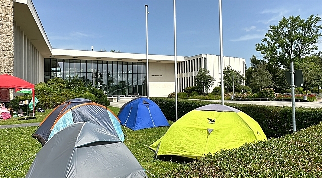 Berlin'de Filistin destekçisi öğrenciler, Hür Üniversitesi önünde kamp kurdu