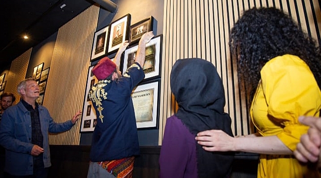 Hollanda'da Türk sanatçı Kadan'ın fotoğrafı "Ünlüler Duvarı"na asıldı