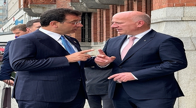 İBB Başkanı İmamoğlu, İstanbul'un kardeş şehri Berlin'in "Altın Defteri"ni imzaladı