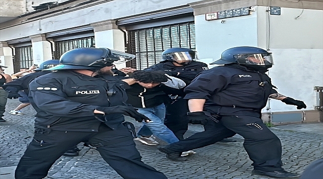 Berlin'de Filistin'e destek eyleminde çok sayıda gösterici gözaltına alındı
