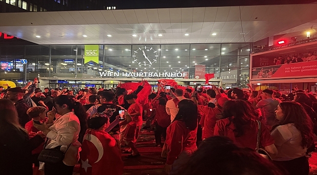 Viyana'da Türkiye'nin çeyrek finale yükselme başarısı coşkuyla kutlandı