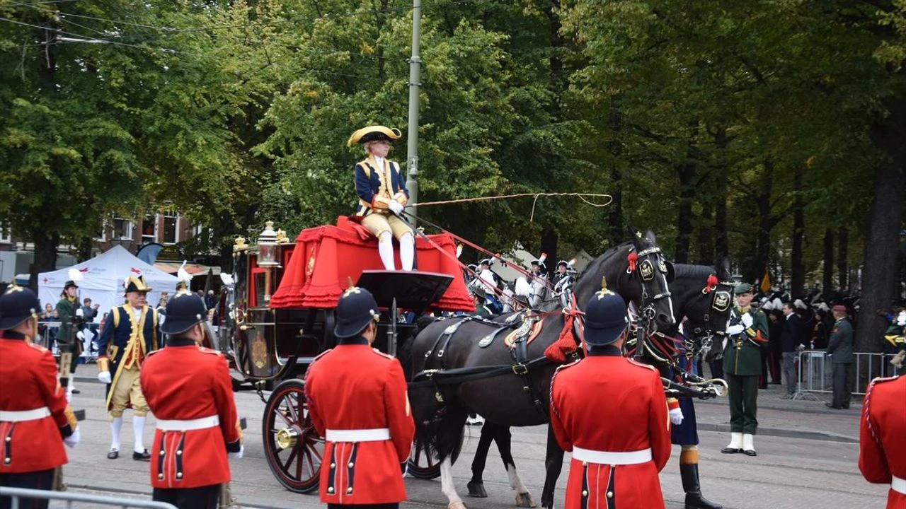 Hollanda’da Prensler Günü (Prinsjesdag) ve Önemi, atlar, arabalar, elbiseler ve şapkalar