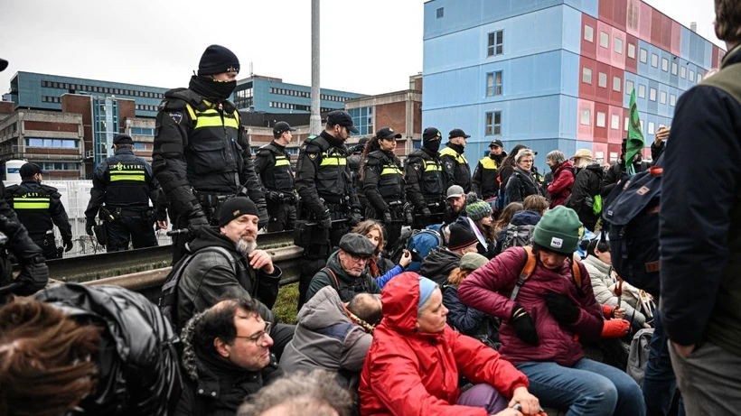 Amsterdam’da yasaklı protestoya polis müdahalesi: 190 gözaltı