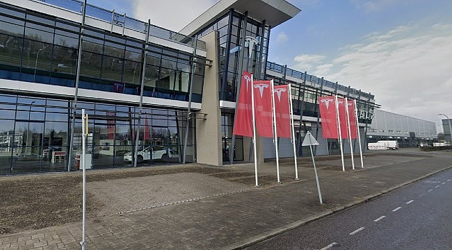 Lahey’deki Tesla Showroom’una Gamalı Haç ve Sloganlarla Saldırı
