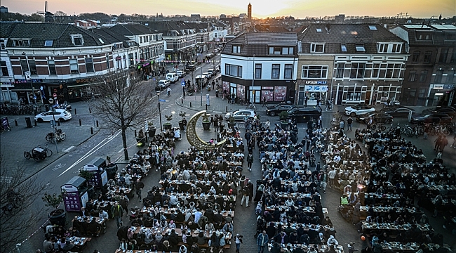 Hollanda'da "Cami Meydanı"nda düzenlenen sokak iftarına yaklaşık 1600 kişi katıldı