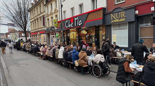 Köln'ün Türk caddesinde Türkler ve Almanlar sokak iftarında bir araya geldi